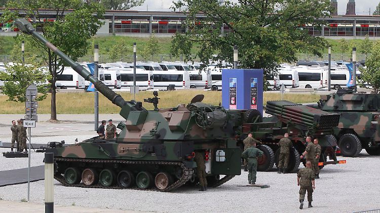 Vor dem Nationalstadion in Warschau, wo der Gipfel stattfindet, präsentiert der Gastgeber Militärgerät aus polnischer Produktion.