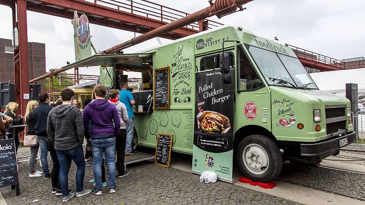 Food Festival auf der Zeche Zollverein in Essen: Gerupftes Huhn gibt's nicht nur beim Friseur.