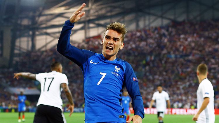 Antoine Griezmann jubelt, die deutschen Spieler diskutieren.