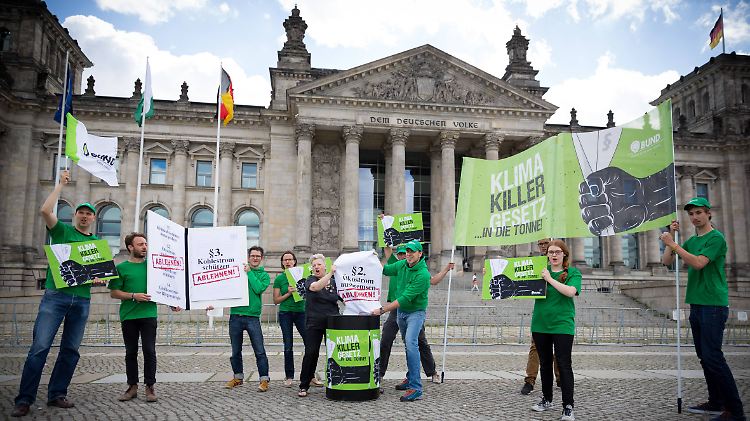 Der Bund für Umwelt und Naturschutz, BUND, protestierte am Donnerstag vor dem Reichstag gegen die EEG-Novelle.