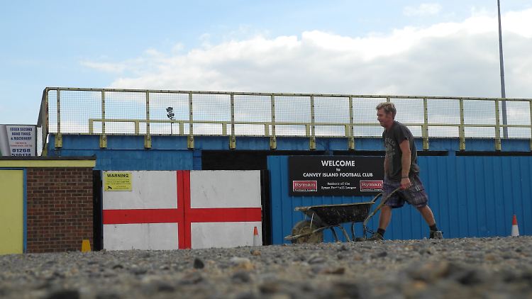 Eine englische Fahne mit dem roten Georgskreuz auf weißem Grund ist auf die Außenmauer des Fußball-Stadions in Canvey Island in der Grafschaft Essex gemalt.