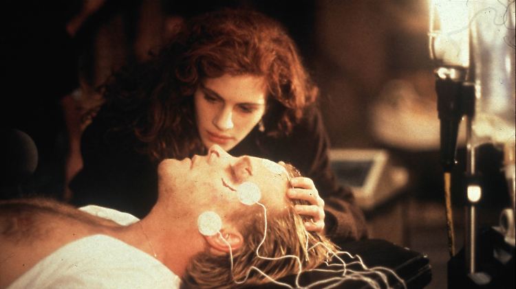 Lang, lang ist es her: Julia Roberts und Kiefer Sutherland in "Flatliners".