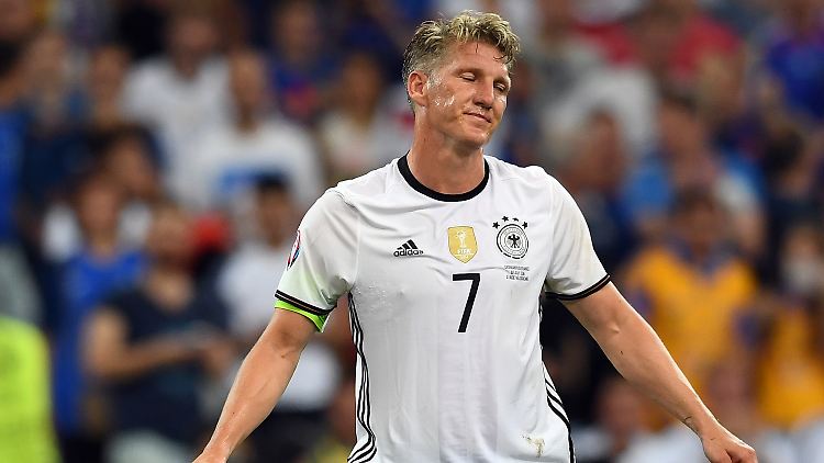 Bei der EM verursachte Schweinsteiger im Halbfinale gegen Frankreich einen Handelfmeter und hatte so maßgeblichen Anteil am Aus der Nationalmannschaft.