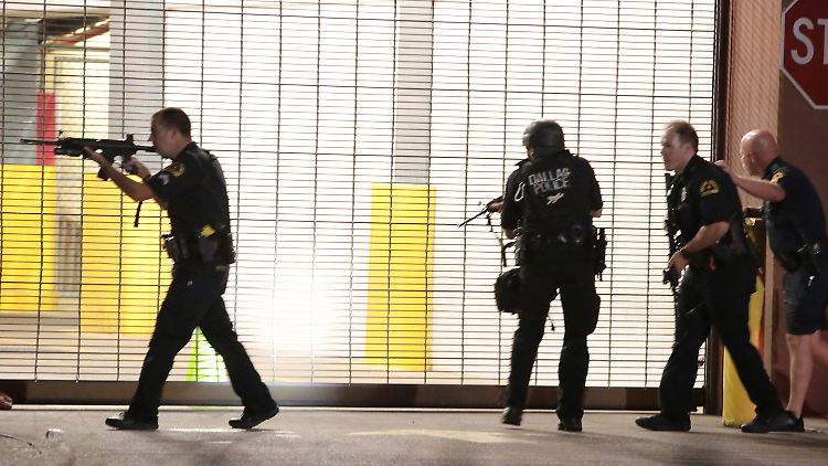 Weil der Zugriff durch Beamte zu gefährlich war, schickte die Polizei einen mit Sprengstoff beladenen Roboter, um den Attentäter zu töten. 