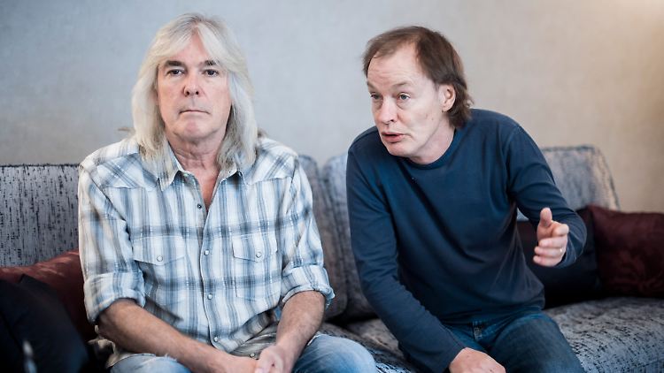 Cliff Williams (links) mit Leadgitarrist Angus Young (Archivbild von 2014).
