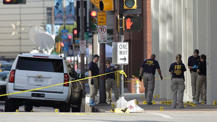 FBI-Beamte sichern am Tatort Spuren: Micah Johnson hatte reichlich Munition.