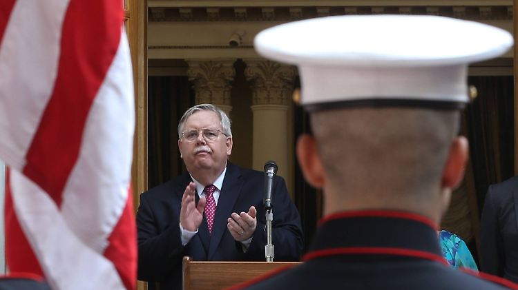 Den Mitarbeitern von US-Botschafter John Tefft in Moskau geschehen merkwürdige Dinge. Doch Russlands Regierung streitet jede Verantwortung ab. 