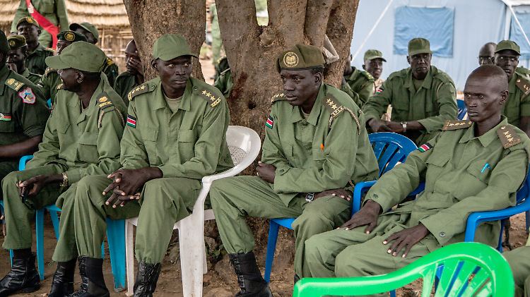 SPLA-IO Soldaten sitzen in einem Lager am Rande der Hauptstadt Juba, am Fuße des Jebel Dinka. 