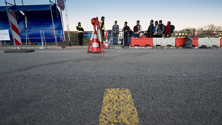 Im November 2015 warteten Flüchtlinge noch auf der Brücke zwischen Braunau am Inn (Österreich) und Simbach am Inn (Deutschland) darauf, dass sie die Grenze passieren können.