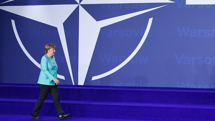 Merkel beim Natogipfel in Warschau: Das Bündnis gab die Inbetriebnahme des vor allem gegen iranische Raketen gerichteten Abwehrschilds bekannt.