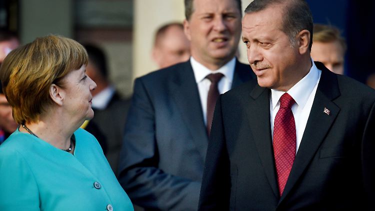Merkel und Erdogan am Rande des Nato-Gipfels in Warschau.