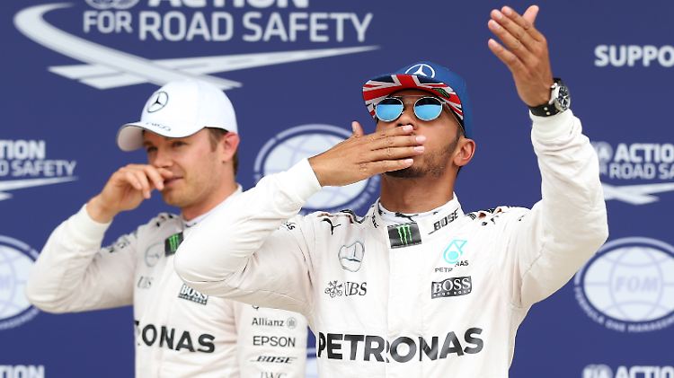 Küsschen für die Fans: Hamilton ist mit seiner Leistung im Abschlusstraining sichtlich zufrieden.