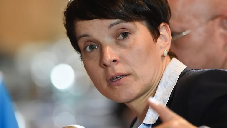 Frauke Petry geht darüber hinweg, dass sie parteiintern heftig kritisiert wird.
