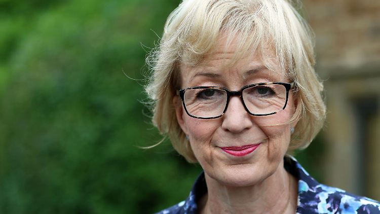 Leadsom liegt in Umfragen klar hinter May.