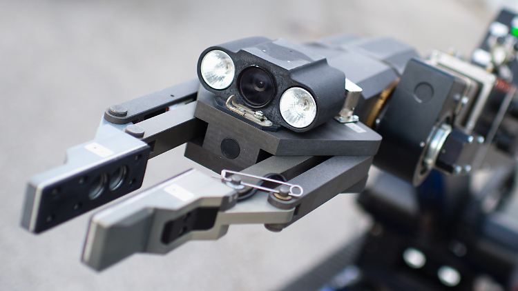 Roboter wie dieser "tEODor" der Firma Telerob kommen in Deutschland etwa bei der Entschärfung von Sprengsätzen zum Einsatz. Bomben-Roboter, die gegen Menschen vorgehen könnten, sind dagegen umstritten.
