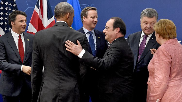 Gespräche auf dem Nato-Gipfel in Warschau: Bundeskanzlerin Angela Merkel, Ukraines Präsident Petro Poroschenko, Frankreichs Staatschef François Hollande, der britische Premier David Cameron, US-Präsident Barack Obama und Italiens Ministerpräsident Matteo Renzi (v.r.n.l.).