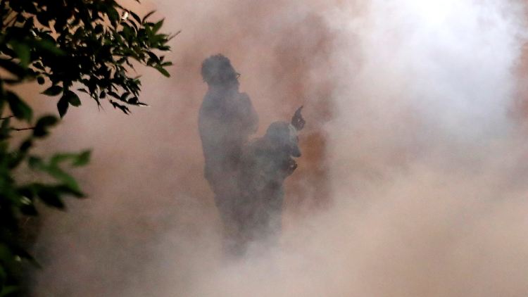 In St. Paul setzt die Polizei nach Steinwürfen Rauchbomben gegen Demonstranten ein.
