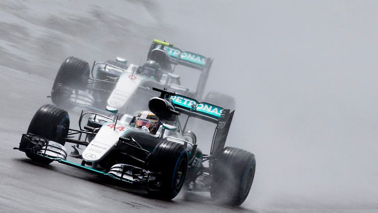 Lewis Hamilton fährt Nico Rosberg davon.