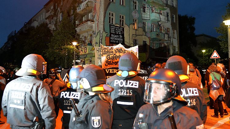Die Berliner Polizei begleitete die Demo für die "Rigaer 94" mit mehreren Hundertschaften - unterstützt von weiteren aus anderen Bundesländern. 
