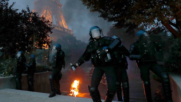 Mit Tränengas reagierten Polizisten auf die Randale am Eiffelturm und auf den Champs-Élysées.