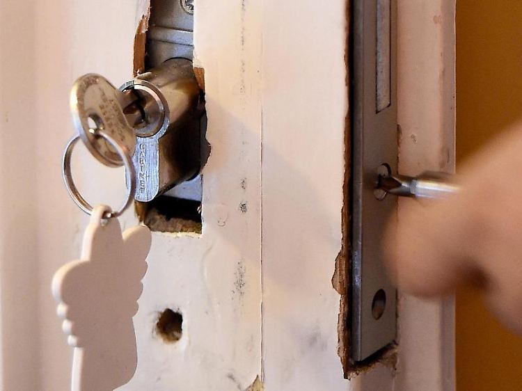 Ein Schlüsseldienst darf den Kunden nicht dazu drängen, einen überhöhten Preis zu zahlen. Betroffene können in dem Fall zur Polizei gehen.