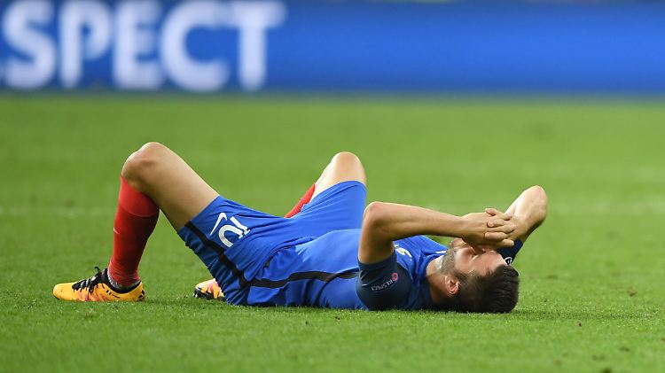 Nicht nur Andre-Pierre Gignac ist nach dem verlorenen Finale am Boden zerstört - ganz Frankreich leidet.