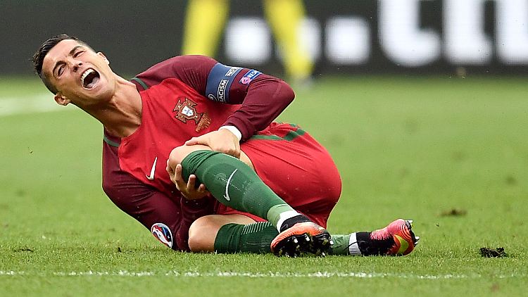 Ein Schock für Portugal: Ronaldo verletzt am Boden - wenig später muss er ausgewechselt werden.