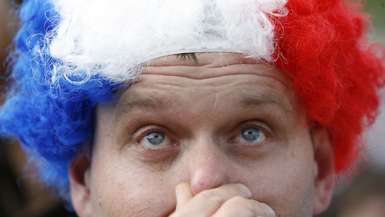 Die Enttäuschung ist diesem französischen Fan ins Gesicht geschrieben, nach der Finalniederlage gegen Portugal.