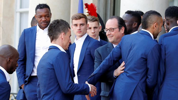 Francois Hollande ist dem Fußball verbunden.