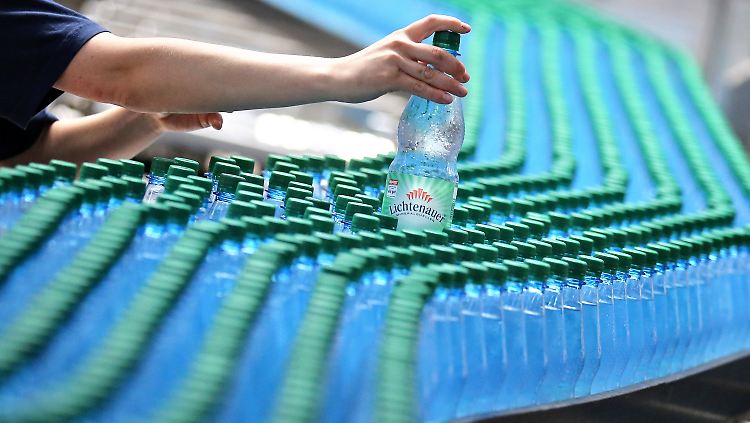 147,3 Liter Mineralwasser kaufte jeder Deutsche im Schnitt 2015.