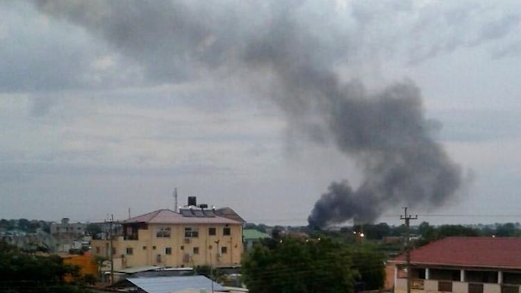 Rauschsäulen steigen über Hauptstadt Juba auf.