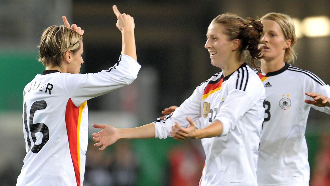 Siegtreffer: Martina Müller, links, jubelt mit Verena Faißt und Saskia Bartusiak über ihr Tor zum 2:1.