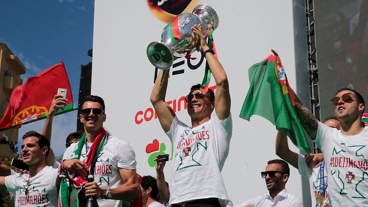 Cristiano Ronaldo präsentiert den begeisternden Fans den Pokal.