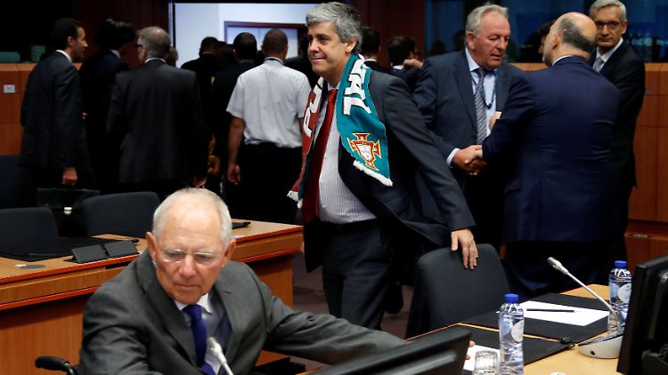 Portugals Finanzminister Mario Centeno erschien nach dem EM-Gewinn mit Fanschal. Schaute Schäuble deshalb so grimmig?