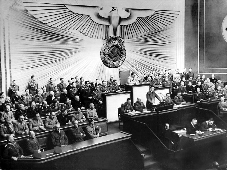 Hitler begründet vor dem Reichstag in Berlin am 1. September 1939 den Angriff auf Polen. Er erklärt, dass die Wehrmacht auf polnische Aggression hin zurückgeschossen hätte: "Seit 5:45 Uhr wird jetzt zurückgeschossen".