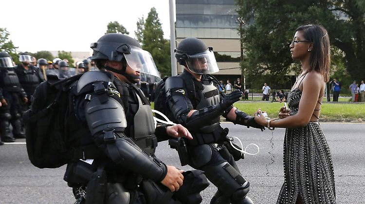 Iesha Evans wird verhaftet - Fotograf Jonathan Bachman fängt die Szene ein.