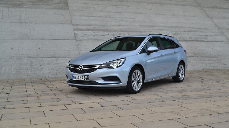 Optisch ist auch der Astra Sports Tourer ein wirklich gelungenes Auto. Um ihn aber in der Business-Ausstattung so dastehen zu lassen, muss investiert werden.