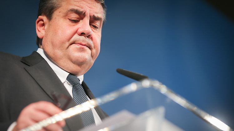 Sigmar Gabriel will mit der Übernahme nach eigenen Aussagen Arbeitsplätze retten.