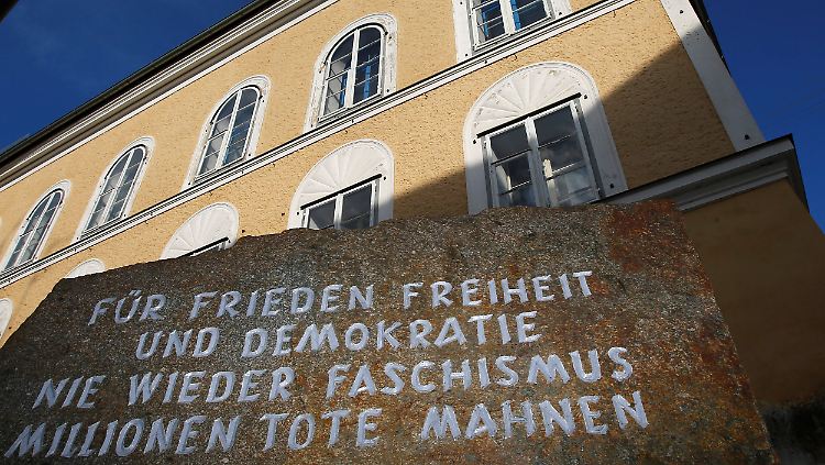 Vor dem Haus in Braunau mahnt eine Tafel an die Gräuel der Hitler-Diktatur.