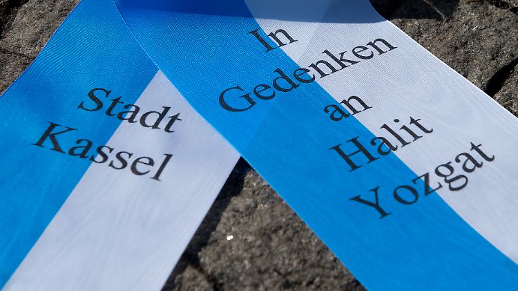 Trauerkranz der Stadt Kassel zum zehnten Jahrestag der Ermordung von Halit Yozgat in seinem Internetcafé.