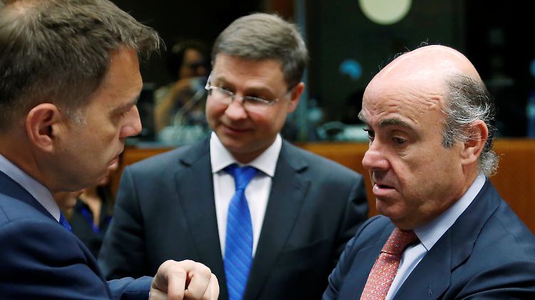 Der slowakische Finanzminister Peter Kazimir, der für den Euro zuständige Vize-Präsident der EU-Kommission, Valdis Dombrovskis, und Spaniens Wirtschaftsminister Luis de Guindos  (vl.n.r.)