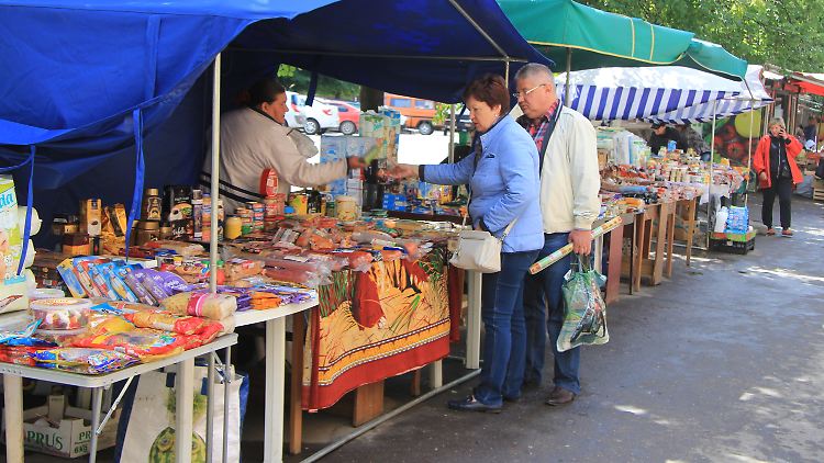 Marktstände in der Nähe des Südbahnhofs von Kaliningrad. Hier bieten Händler unter anderem auch vom russischen Importstopp betroffene polnische Lebensmittel an.
