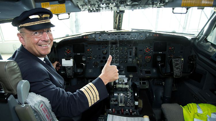 Pilot Ulrich Pade im Cockpit einer 737. Trotz aller Wehmut hält er die Ausmusterung für vernünftig.