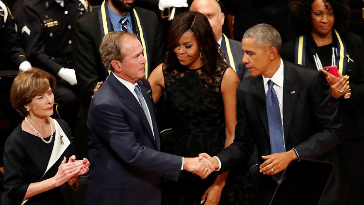 Ein Signal der Einheit in einem gespaltenen Land: Der republikanische Ex-Präsident Bush reicht seinem demokratischen Nachfolger die Hand.
