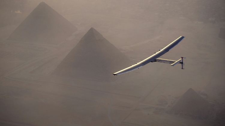 Sonnenflieger mit Pyramiden. Kurz vor der Landung der "Solar Impulse 2" in Kairo.