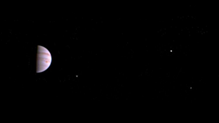 Jupiter und drei seiner vier größten Monde: Io, Europa und Ganymed.