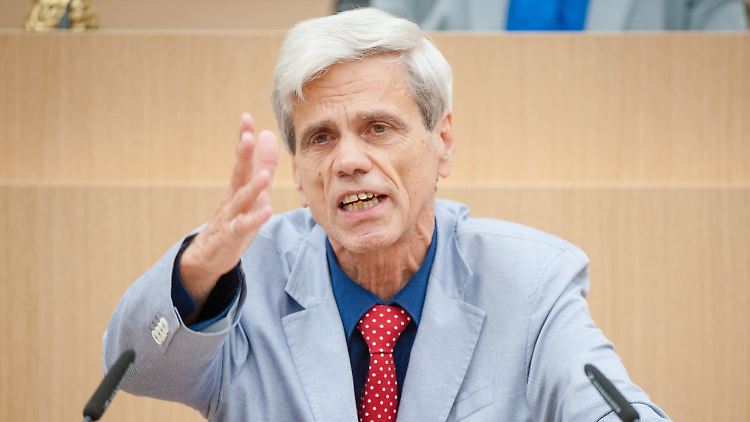 Wolfgang Gedeon hat die AfD-Fraktion bereits verlassen. Nun soll er auch die Partei verlassen.