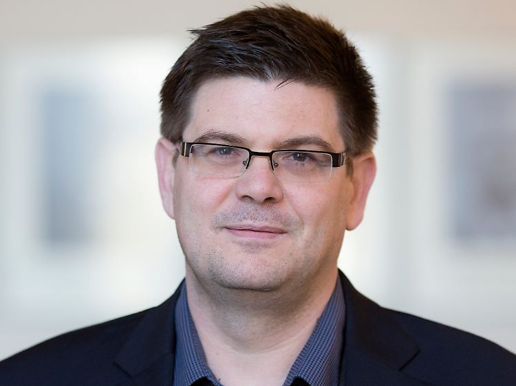 Andrej Holm ist Stadtsoziologe an der Humboldt-Universität in Berlin. Er forscht zu Gentrifizierung, Wohnungspolitik und Stadtpolitik.