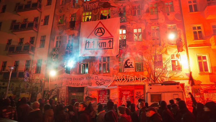 Ein ehemals besetztes Haus in Berlin-Friedrichshain ist Symbol für eine ganze Szene und steht für eine wenig vorausschauende Stadtpolitik.