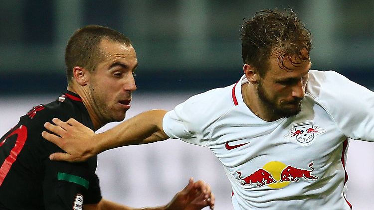 Der Fotobeweis: Andreas Ulmer im Zweikampf mit einen Liepaja-Profi - und dem Logo von RB Leipzig auf der Brust.
